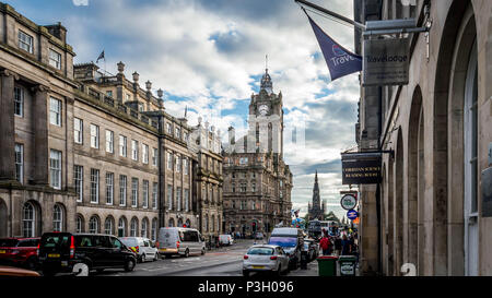 La Waverley, Edimburgo, Scozia, Regno Unito - 1 Agosto 2016: persone che passeggiano lungo Cockburn Street nella città vecchia. Cockburn San è stato creato come una serp Foto Stock