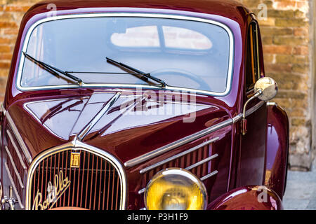 FAENZA (RA), Italia - 9 giugno 2018: una mostra di auto in auto storiche rally Autogirovagando Foto Stock