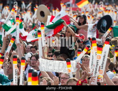 Funzione - Si visualizza delle ventole in prima fila al Land di Brandeburgo Obiettivo. Ventilatore miglia al Land di Brandeburgo Obiettivo e sulla strada del xvii di giugno per la prima partita del team nazionale tedesco contro il Messico alla Coppa del Mondo FIFA 2018 a Berlino, in Germania il 17.06.2018. | Utilizzo di tutto il mondo Foto Stock