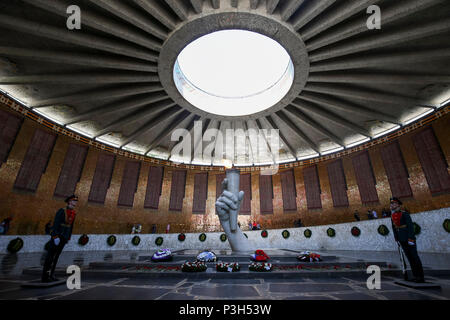 Volgograd, Russia. Xviii Jun, 2018. Soldati in guardia per difendere la fiamma eterna vicino allo stadio prima del 2018 della Coppa del Mondo FIFA Gruppo G match tra la Tunisia e l'Inghilterra a Volgograd Arena il 18 giugno 2018 a Volgograd, Russia. (Foto di Daniel Chesterton/phcimages.com) Credit: Immagini di PHC/Alamy Live News Foto Stock