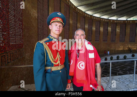 Volgograd, Russia. Xviii Jun, 2018. Una ventola Tunisia pone con un soldato a fiamma eterna vicino allo stadio prima del 2018 della Coppa del Mondo FIFA Gruppo G match tra la Tunisia e l'Inghilterra a Volgograd Arena il 18 giugno 2018 a Volgograd, Russia. (Foto di Daniel Chesterton/phcimages.com) Credit: Immagini di PHC/Alamy Live News Foto Stock