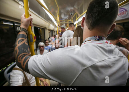 Volgograd, Russia. Xviii Jun, 2018. Un ventilatore in Inghilterra su un tram a Volgograd prima del 2018 della Coppa del Mondo FIFA Gruppo G match tra la Tunisia e l'Inghilterra a Volgograd Arena il 18 giugno 2018 a Volgograd, Russia. (Foto di Daniel Chesterton/phcimages.com) Credit: Immagini di PHC/Alamy Live News Foto Stock