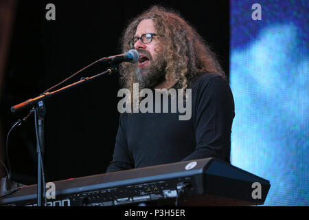 Oslo, Norvegia. - 17 giugno 2018. Il danese rock band Mew esegue un live durante il norvegese music festival Piknik mi Parken 2018 a Oslo. Qui il musicista Nick Watts è visto dal vivo sul palco. (Photo credit: Gonzales foto - Stian S. Moller). Credito: Gonzales foto/Alamy Live News Foto Stock