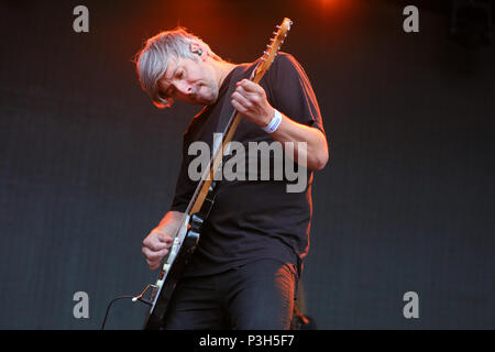 Oslo, Norvegia. - 17 giugno 2018. Il danese rock band Mew esegue un live durante il norvegese music festival Piknik mi Parken 2018 a Oslo. Qui il chitarrista Mads Wegner è visto dal vivo sul palco. (Photo credit: Gonzales foto - Stian S. Moller). Credito: Gonzales foto/Alamy Live News Foto Stock