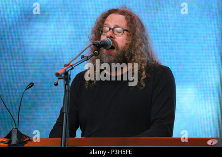 Oslo, Norvegia. - 17 giugno 2018. Il danese rock band Mew esegue un live durante il norvegese music festival Piknik mi Parken 2018 a Oslo. Qui il musicista Nick Watts è visto dal vivo sul palco. (Photo credit: Gonzales foto - Stian S. Moller). Credito: Gonzales foto/Alamy Live News Foto Stock