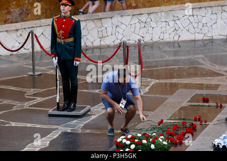 Volgograd, Russia. Xviii Jun, 2018. Ventole rose laici presso la fiamma eterna vicino allo stadio prima del 2018 della Coppa del Mondo FIFA Gruppo G match tra la Tunisia e l'Inghilterra a Volgograd Arena il 18 giugno 2018 a Volgograd, Russia. (Foto di Daniel Chesterton/phcimages.com) Credit: Immagini di PHC/Alamy Live News Foto Stock