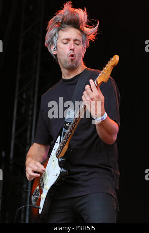 Oslo, Norvegia. - 17 giugno 2018. Il danese rock band Mew esegue un live durante il norvegese music festival Piknik mi Parken 2018 a Oslo. Qui il chitarrista Mads Wegner è visto dal vivo sul palco. (Photo credit: Gonzales foto - Stian S. Moller). Credito: Gonzales foto/Alamy Live News Foto Stock