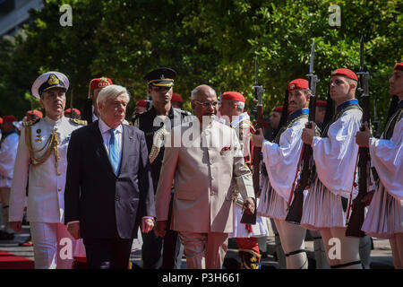 Atene - Grecia, 18 Giugno 2018: il presidente Greco Prokopis Pavlopoulos (L) e il suo omologo indiano Ram Nath Kovind (R) rivedere il presidental evzoni guard durante una cerimonia di benvenuto ufficiale ad Atene Foto Stock