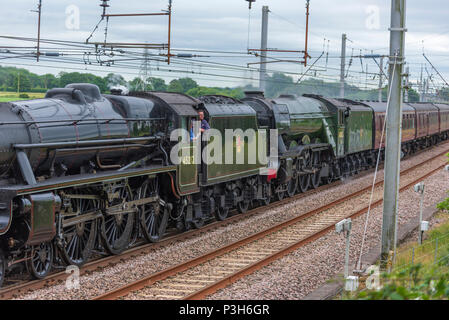 Winwick Cheshire Regno Unito. Il 18 giugno 2018. La più famosa del mondo locomotiva a vapore, LNER A3 classe 4-6-2 n. 60103 Flying Scotsman visto attraversare Winwick svincolo sulla linea principale della costa occidentale dietro Stanier nero cinque LMS Classe 5MT 4-6-0 n. 45212 loco tira il giorno 1 di vapore sogni railtour i laghi Express. Credito: John Davidson foto/Alamy Live News Foto Stock