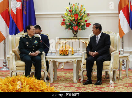 Phnom Penh Cambogia. Il 18 giugno, 2018. Primo ministro cambogiano Samdech Techo Hun Sen (R) si riunisce con la visita cinese consigliere di Stato e ministro della Difesa Wei Fenghe in Phnom Penh in Cambogia, il 18 giugno 2018. Credito: Li Xiaowei/Xinhua/Alamy Live News Foto Stock