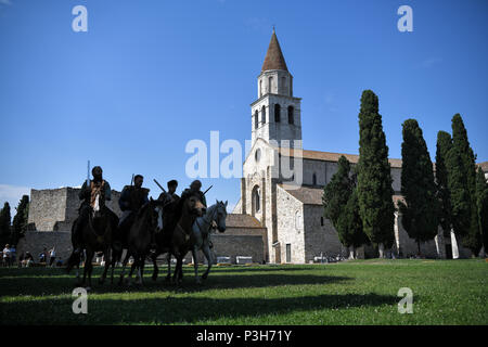 Aquileia, Italia. 17 Giugno, 2018. Soldati a Cavallo di fronte alla Basilica di Santa Maria Assunta a Tempora in Aquileia romana antica rievocazione storica Credito: Piero Cruciatti/Alamy Live News Foto Stock