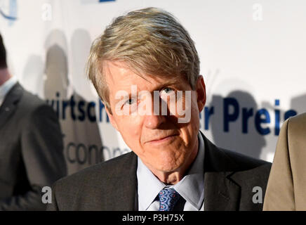 17 giugno 2018, Germania, Kiel: americano Robert Shiller, economista e premio Nobel per la pace, esaminando la fotocamera durante il XIV cerimonia di premiazione della economia globale premio. L Istituto di economia globale assegnato per il quattordicesimo tempo premi nelle categorie politica, economia e scienza per i promotori di un cosmopolita, basate sul mercato e società giusta. Foto: Carsten Rehder/dpa Foto Stock