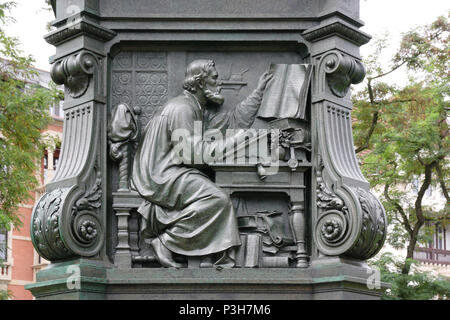 Il monumento di Lutero di 1896 da Adolf von Donndorf in Eiseafter in Turingia raffigura vita di Lutero, in Eiseafter e presso il Wartburg, qui Martin Luther, che tradusse il Nuovo Testamento dal dicembre 1521 al febbraio 1522 nel suo studio sul Wartburg, registrati su 2.09 .2014. Foto: Rainer Oettel | Utilizzo di tutto il mondo Foto Stock