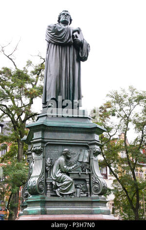 Sul monumento di Lutero di 1896 da Adolf von Donndorf in Eiseafter in Turingia la vita di Lutero nel Eiseafter e al Wartburg è mostrato, qui nel piedistallo Martin Luther, che tradusse il Nuovo Testamento dal dicembre 1521 al febbraio 1522 nel suo studio sul Wartburg su 2.09.2014. Foto: Rainer Oettel | Utilizzo di tutto il mondo Foto Stock