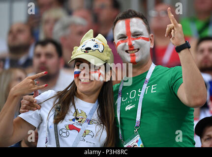 Volgograd, Russia. Il 18 giugno, 2018. Gli appassionati di Inghilterra allietare prima di un gruppo G match tra Inghilterra e Tunisia al 2018 FIFA World Cup di Volgograd, Russia, 18 giugno 2018. Credito: Liu Dawei/Xinhua/Alamy Live News Foto Stock
