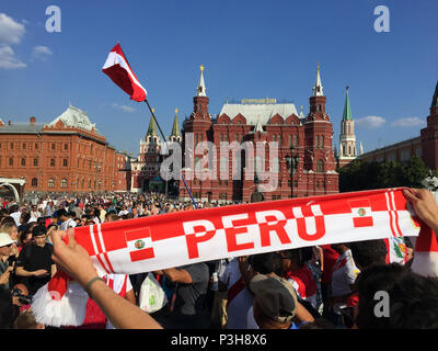 Mosca - Russia Giugno 18, 2018 appassionati di varie nazionalità, rendendo il più grande partito di coppa del mondo nelle principali attrazioni turistiche di Mosca Foto Stock