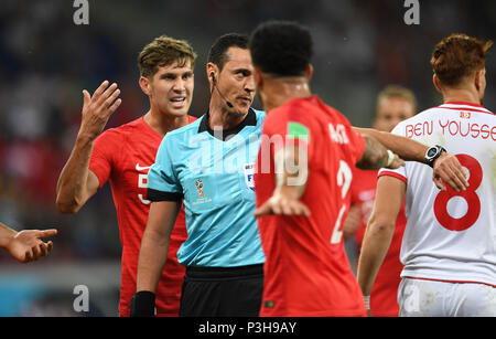 Volgograd, Russia. Il 18 giugno, 2018. Calcio: World Cup, Tunisia vs Inghilterra, turno preliminare, gruppo G, Volgograd Stadium. Arbitro della corrispondenza Wilmar Roldan Perez (secondo da sinistra) Attribuzione di un calcio di rigore dopo un fallo di Inghilterra del Kyle Walker (secondo da destra) sulla Tunisia's Fakhreddine Ben Youssef (R). Foto: Andreas Gebert/dpa Credito: dpa picture alliance/Alamy Live News Foto Stock