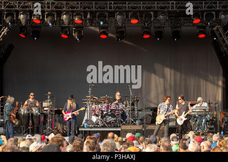 Madison, Wisconsin, Stati Uniti d'America. 16 Giugno, 2018. JOHN COWAN, MARC chinoni, PATRICK SIMMONS, De Toth, TOM JOHNSTON, JOHN MCFEE e BILL PAYNE della DOOBIE BROTHERS durante l'estate di vivere pericolosamente Tour presso Breese Stevens Campo in Madison, Wisconsin Credit: Daniel DeSlover/ZUMA filo/Alamy Live News Foto Stock