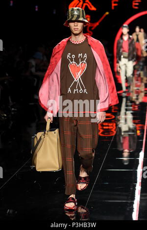 Milano, Italia. Il 18 giugno, 2018. Milano moda uomo primavera estate 2019. Fendi Fashion Show nella foto: modello Credit: Indipendente Agenzia fotografica/Alamy Live News Foto Stock