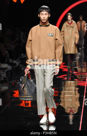 Milano, Italia. Il 18 giugno, 2018. Milano moda uomo primavera estate 2019. Fendi Fashion Show nella foto: modello Credit: Indipendente Agenzia fotografica/Alamy Live News Foto Stock