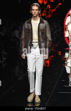 Milano, Italia. Il 18 giugno, 2018. Milano moda uomo primavera estate 2019. Fendi Fashion Show nella foto: modello Credit: Indipendente Agenzia fotografica/Alamy Live News Foto Stock