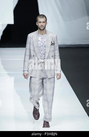 Milano, Italia. Il 18 giugno, 2018. Un modello presenta una creazione di Giorgio Armani durante Milano Moda Uomo Settimana Primavera/Estate 2019 in Italia, a Milano, il 18 giugno 2018. Credito: Wang Jian/Xinhua/Alamy Live News Foto Stock