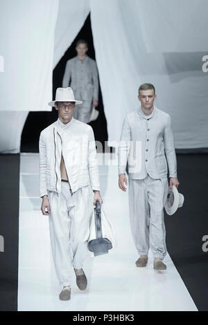 Milano, Italia. Il 18 giugno, 2018. I modelli presenti le creazioni di Giorgio Armani durante Milano Moda Uomo Settimana Primavera/Estate 2019 in Italia, a Milano, il 18 giugno 2018. Credito: Wang Jian/Xinhua/Alamy Live News Foto Stock