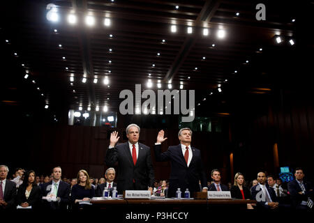 Washington, DC, Stati Uniti d'America. Il 18 giugno, 2018. Stati Uniti Dipartimento di giustizia ispettore generale Michael Horowitz (L) e FBI Direttore Christopher Wray prestare giuramento prima di testimoniare alla commissione giudiziaria del Senato audizione su "Esaminando l ispettore generale della prima relazione sul dipartimento di giustizia e FBI azioni in anticipo del 2016 elezioni presidenziali' sul colle del Campidoglio di Washington, DC, Stati Uniti, il 18 giugno 2018. Credito: Ting Shen/Xinhua/Alamy Live News Foto Stock