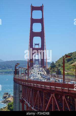 San Francisco, Stati Uniti d'America. 04 Giugno, 2017. 04.06.2017, Stati Uniti, California, San Francisco: il Golden Gate Bridge è il punto di riferimento indiscusso e probabilmente la più famosa attrazione della città di San Francisco. Credito: Patrick Pleul/dpa-Zentralbild/ZB | in tutto il mondo di utilizzo/dpa/Alamy Live News Foto Stock