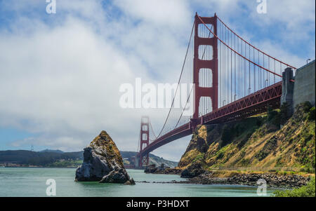 San Francisco, Stati Uniti d'America. 04 Giugno, 2017. 04.06.2017, Stati Uniti, California, San Francisco: il Golden Gate Bridge è il punto di riferimento indiscusso e probabilmente la più famosa attrazione della città di San Francisco. Credito: Patrick Pleul/dpa-Zentralbild/ZB | in tutto il mondo di utilizzo/dpa/Alamy Live News Foto Stock