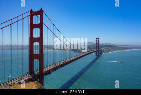 San Francisco, Stati Uniti d'America. 04 Giugno, 2017. 04.06.2017, Stati Uniti, California, San Francisco: il Golden Gate Bridge è il punto di riferimento indiscusso e probabilmente la più famosa attrazione della città di San Francisco. Credito: Patrick Pleul/dpa-Zentralbild/ZB | in tutto il mondo di utilizzo/dpa/Alamy Live News Foto Stock