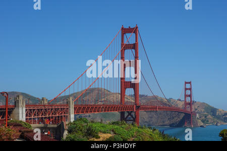 San Francisco, Stati Uniti d'America. 04 Giugno, 2017. 04.06.2017, Stati Uniti, California, San Francisco: il Golden Gate Bridge è il punto di riferimento indiscusso e probabilmente la più famosa attrazione della città di San Francisco. Credito: Patrick Pleul/dpa-Zentralbild/ZB | in tutto il mondo di utilizzo/dpa/Alamy Live News Foto Stock