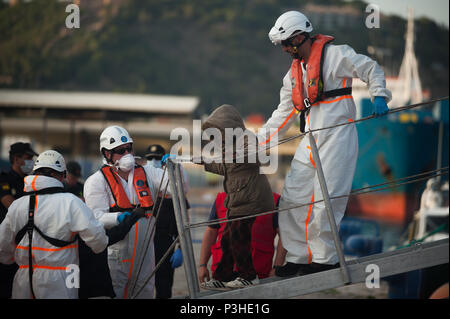 Malaga, Spagna. Il 18 giugno, 2018. Un bambino di migranti, che è stata salvata da un gommone nel Mare Mediterraneo, approda da una barca di salvataggio dopo il suo arrivo al porto di Malaga. Deputati spagnoli la sicurezza marittima salvato un totale di 166 migranti vicino alla costa di Malaga a bordo di gommoni di quattro e portato al porto di Malaga, dove sono stati assistiti dalla Croce Rossa spagnola. Credito: Gesù Merida/SOPA Immagini/ZUMA filo/Alamy Live News Foto Stock