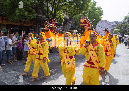 Zhengyuan, Zhengyuan, Cina. 17 Giugno, 2018. Zhengyuan, Cina del xvii Giugno 2018: la gente a prendere parte alla parata di mark Dragon Boat Festival in Zhengyuan, a sud-ovest della Cina di Guizhou. Credito: SIPA Asia/ZUMA filo/Alamy Live News Foto Stock