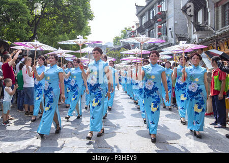 Zhengyuan, Zhengyuan, Cina. 17 Giugno, 2018. Zhengyuan, Cina del xvii Giugno 2018: la gente a prendere parte alla parata di mark Dragon Boat Festival in Zhengyuan, a sud-ovest della Cina di Guizhou. Credito: SIPA Asia/ZUMA filo/Alamy Live News Foto Stock