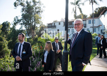 18 giugno 2018, US, Los Angeles: Presidente tedesco Frank-Walter Steinmeier in piedi nel giardino di artisti residence Villa Aurora. Presidente Steinmeier e sua moglie sono su una visita di 3 giorni in California. Foto: Bernd von Jutrczenka/dpa Foto Stock