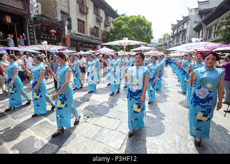 Zhengyuan, Zhengyuan, Cina. 17 Giugno, 2018. Zhengyuan, Cina del xvii Giugno 2018: la gente a prendere parte alla parata di mark Dragon Boat Festival in Zhengyuan, a sud-ovest della Cina di Guizhou. Credito: SIPA Asia/ZUMA filo/Alamy Live News Foto Stock