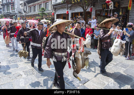 Zhengyuan, Zhengyuan, Cina. 17 Giugno, 2018. Zhengyuan, Cina del xvii Giugno 2018: la gente a prendere parte alla parata di mark Dragon Boat Festival in Zhengyuan, a sud-ovest della Cina di Guizhou. Credito: SIPA Asia/ZUMA filo/Alamy Live News Foto Stock