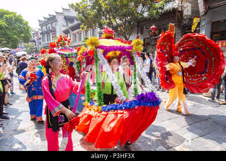 Zhengyuan, Zhengyuan, Cina. 17 Giugno, 2018. Zhengyuan, Cina del xvii Giugno 2018: la gente a prendere parte alla parata di mark Dragon Boat Festival in Zhengyuan, a sud-ovest della Cina di Guizhou. Credito: SIPA Asia/ZUMA filo/Alamy Live News Foto Stock