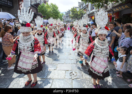 Zhengyuan, Zhengyuan, Cina. 17 Giugno, 2018. Zhengyuan, Cina del xvii Giugno 2018: la gente a prendere parte alla parata di mark Dragon Boat Festival in Zhengyuan, a sud-ovest della Cina di Guizhou. Credito: SIPA Asia/ZUMA filo/Alamy Live News Foto Stock