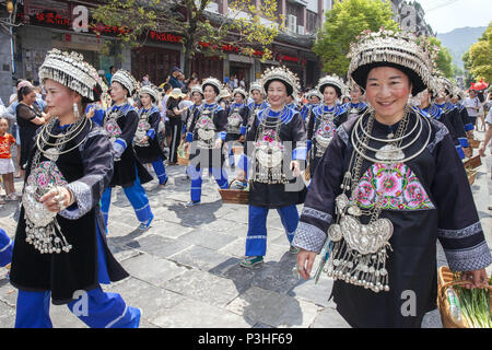 Zhengyuan, Zhengyuan, Cina. 17 Giugno, 2018. Zhengyuan, Cina del xvii Giugno 2018: la gente a prendere parte alla parata di mark Dragon Boat Festival in Zhengyuan, a sud-ovest della Cina di Guizhou. Credito: SIPA Asia/ZUMA filo/Alamy Live News Foto Stock