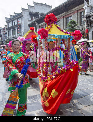 Zhengyuan, Zhengyuan, Cina. 17 Giugno, 2018. Zhengyuan, Cina del xvii Giugno 2018: la gente a prendere parte alla parata di mark Dragon Boat Festival in Zhengyuan, a sud-ovest della Cina di Guizhou. Credito: SIPA Asia/ZUMA filo/Alamy Live News Foto Stock