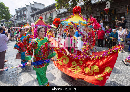 Zhengyuan, Zhengyuan, Cina. 17 Giugno, 2018. Zhengyuan, Cina del xvii Giugno 2018: la gente a prendere parte alla parata di mark Dragon Boat Festival in Zhengyuan, a sud-ovest della Cina di Guizhou. Credito: SIPA Asia/ZUMA filo/Alamy Live News Foto Stock