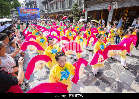 Zhengyuan, Zhengyuan, Cina. 17 Giugno, 2018. Zhengyuan, Cina del xvii Giugno 2018: la gente a prendere parte alla parata di mark Dragon Boat Festival in Zhengyuan, a sud-ovest della Cina di Guizhou. Credito: SIPA Asia/ZUMA filo/Alamy Live News Foto Stock