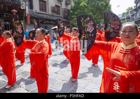 Zhengyuan, Zhengyuan, Cina. 17 Giugno, 2018. Zhengyuan, Cina del xvii Giugno 2018: la gente a prendere parte alla parata di mark Dragon Boat Festival in Zhengyuan, a sud-ovest della Cina di Guizhou. Credito: SIPA Asia/ZUMA filo/Alamy Live News Foto Stock