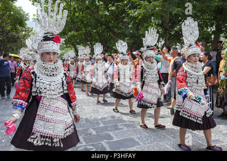 Zhengyuan, Zhengyuan, Cina. 17 Giugno, 2018. Zhengyuan, Cina del xvii Giugno 2018: la gente a prendere parte alla parata di mark Dragon Boat Festival in Zhengyuan, a sud-ovest della Cina di Guizhou. Credito: SIPA Asia/ZUMA filo/Alamy Live News Foto Stock