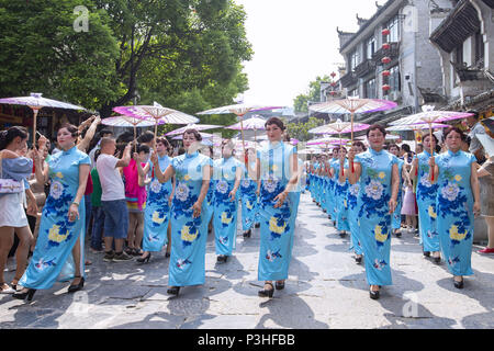 Zhengyuan, Zhengyuan, Cina. 17 Giugno, 2018. Zhengyuan, Cina del xvii Giugno 2018: la gente a prendere parte alla parata di mark Dragon Boat Festival in Zhengyuan, a sud-ovest della Cina di Guizhou. Credito: SIPA Asia/ZUMA filo/Alamy Live News Foto Stock