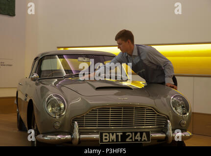 Londra, Regno Unito. 19 giugno 2018. La ultimate Bond car - il 1965 Aston Martin DB5 pilotato da James Bond (Pierce Brosnan) nel 1995 motion picture GoldenEye - fili Bonhams foto chiamata. Stimato a £ 1,200,000-1,600.000. Il DB5 è diventato sinonimo di James Bond e questo esempio in primo piano nella famosa apertura chase scena di GoldenEye dove Bond plinti con arch villainess Xenia Onatopp nella sua Ferrari attraverso le colline sopra il Principato di Monaco. Quando è acquistato dal proprietario attuale nel 2001, la vettura è diventato il più prezioso pezzo di memorabilia del legame mai venduti. Credito: Keith Larby/Alamy Live News Foto Stock