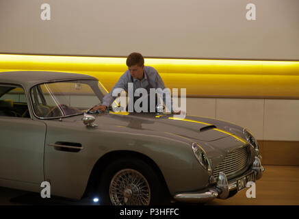 Londra, Regno Unito. 19 giugno 2018. La ultimate Bond car - il 1965 Aston Martin DB5 pilotato da James Bond (Pierce Brosnan) nel 1995 motion picture GoldenEye - fili Bonhams foto chiamata. Stimato a £ 1,200,000-1,600.000. Il DB5 è diventato sinonimo di James Bond e questo esempio in primo piano nella famosa apertura chase scena di GoldenEye dove Bond plinti con arch villainess Xenia Onatopp nella sua Ferrari attraverso le colline sopra il Principato di Monaco. Quando è acquistato dal proprietario attuale nel 2001, la vettura è diventato il più prezioso pezzo di memorabilia del legame mai venduti. Credito: Keith Larby/Alamy Live News Foto Stock