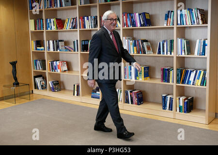 Bruxelles, Belgio. Il 19 giugno 2018. Fofi Gennimata , Presidente del Movimento per il Cambiamento (KINAL) partito e membro del parlamento greco è accolto dal Presidente della Commissione Europea Jean Claude Juncker prima di un incontro. Alexandros Michailidis/Alamy Live News Foto Stock